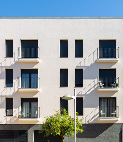 Residential building in Mossèn Jacint Verdaguer square